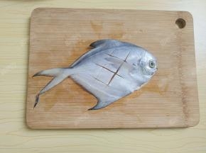 平鱼两面都切花刀以便腌制入味