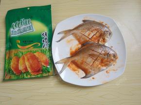 ook100蜜汁奥尔良烤肉料抹匀在平鱼两面