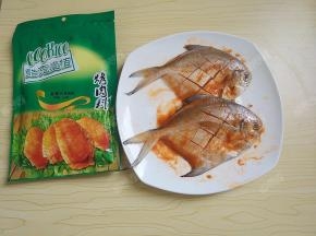 ook100蜜汁奥尔良烤肉料抹匀在平鱼两面