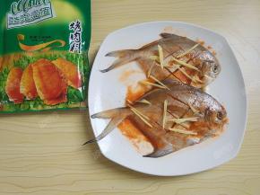 烤盘铺锡纸，在锡纸上刷一层油，放入平鱼，鱼身刷油