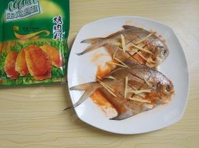 烤盘铺锡纸，在锡纸上刷一层油，放入平鱼，鱼身刷油