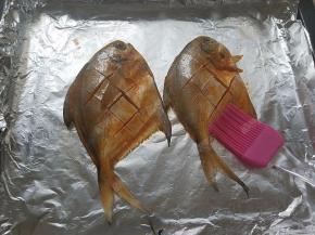 烤盘铺锡纸，在锡纸上刷一层油，放入平鱼，鱼身刷油