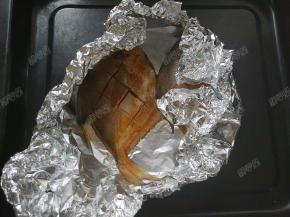 将平鱼用锡纸包好