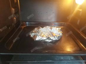 放到预热好的烤箱中，200度烤20分钟