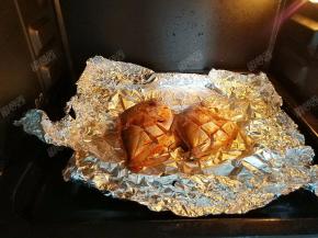 把锡纸打开，倒掉烤出的汤汁，继续烤10分钟即可