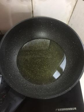 锅烧热倒入适量的油，烧至七成热。