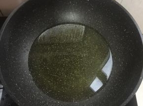 锅烧热倒入适量的油，烧至七成热。