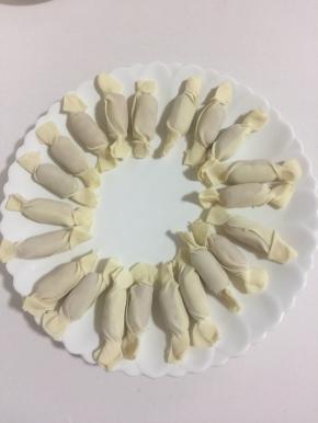 把所有的饺子皮和小脆皮肠都包完。