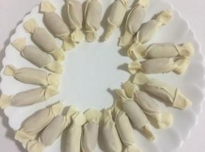 把所有的饺子皮和小脆皮肠都包完。