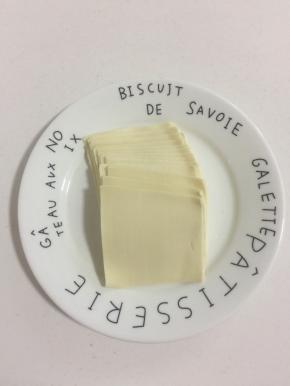 准备21张梯形的饺子皮。（可以自己擀，也可以去外面压面店买哦！）