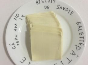 准备21张梯形的饺子皮。（可以自己擀，也可以去外面压面店买哦！）