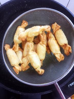 炸至饺子皮表面金黄色即可捞出沥干油分。