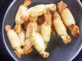 炸至饺子皮表面金黄色即可捞出沥干油分。