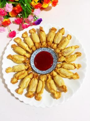 搭配一碟酸酸甜甜的番茄酱就可以开吃啦！