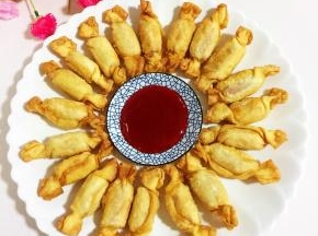 搭配一碟酸酸甜甜的番茄酱就可以开吃啦！