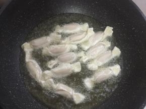 把包好的糖果放进油锅里面中火炸。