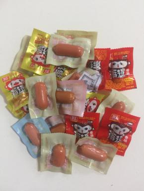 准备好小的脆皮肠21个。（我买的是这种独立包装的脆皮肠，干净卫生又小巧。）