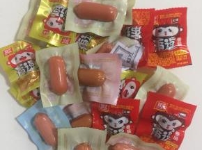 准备好小的脆皮肠21个。（我买的是这种独立包装的脆皮肠，干净卫生又小巧。）