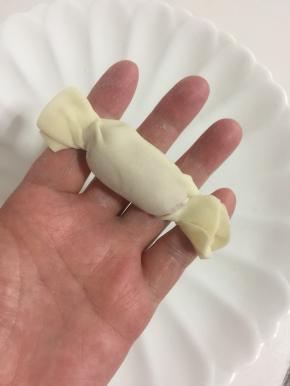 把两边拧紧，拧成糖果的形状。