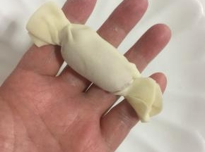 把两边拧紧，拧成糖果的形状。