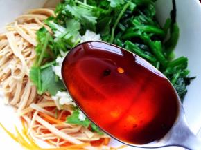 所有食材放入碗中，放入辣椒油