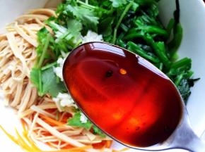 所有食材放入碗中，放入辣椒油
