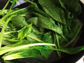 放入菠菜焯熟