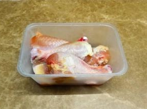 鸡腿清洗干净抹上盐，放入姜片，放入冰箱腌一天一夜