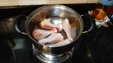将腌好的鸡腿直接入冷水锅里