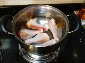 将腌好的鸡腿直接入冷水锅里
