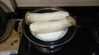 杏鲍菇清洗干净，入锅大火蒸10分钟