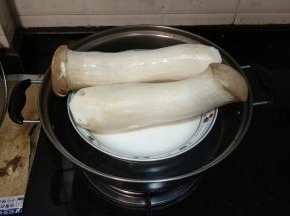 杏鲍菇清洗干净，入锅大火蒸10分钟