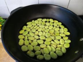 以旺火烧煮去其涩味。