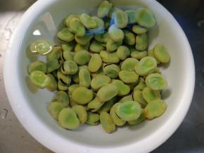 放入冷水里浸泡片刻，焯水，泡水后的蚕豆可去苦味。