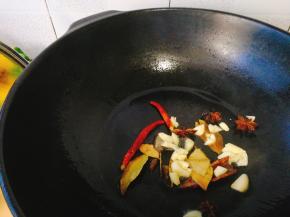 放入干辣椒，蒜头，香叶，桂皮，八角爆香