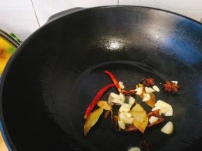 放入干辣椒，蒜头，香叶，桂皮，八角爆香