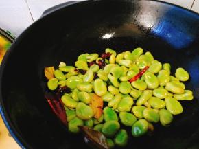 倒入蚕豆快速翻炒