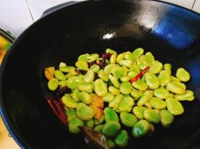 倒入蚕豆快速翻炒