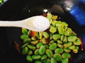 加入适量盐，如果对颜值没要求的话也可以加生抽。