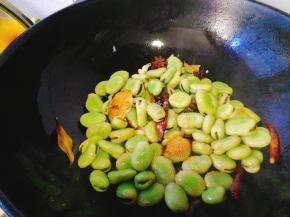 五香粉，翻炒均匀