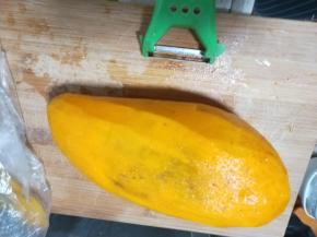 这个芒果是桂林带回来的大青芒所以皮特别的薄，我用刮到直接刮的