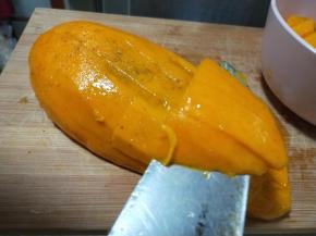 刮好皮的芒果，拿到在芒果上分别横竖画个格子，这样横轻易就可以拿下来