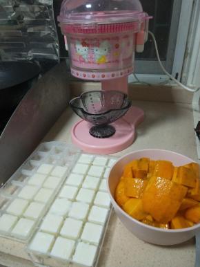 事先把牛奶倒入冰格里冻好，准备工作几做好了