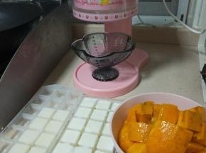 事先把牛奶倒入冰格里冻好，准备工作几做好了
