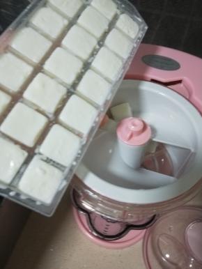 将牛奶冰倒入刨冰机中（没有刨冰机也可以用搅拌机破壁机，但稍稍搅一下就可以了，不然太碎就不好吃了）