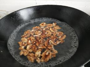 锅里烧开水加入桃仁煮一分钟