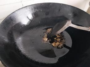 锅里入少许油加入糖炒化