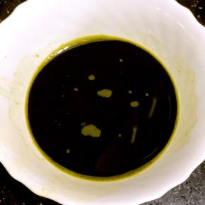 在艾草中加入少量的水，用搅拌棒打成汁过滤。