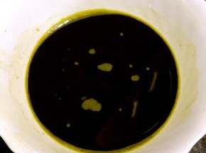 在艾草中加入少量的水，用搅拌棒打成汁过滤。