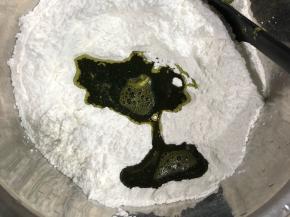 糯米粉中加入猪油、糖、艾草汁